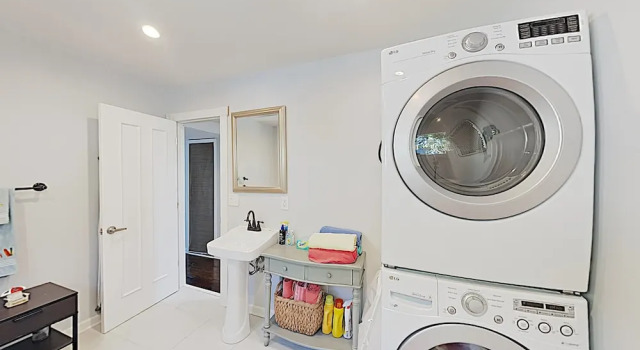 Upscale Coastal - Pool, Patio, Walk To Dining 3 Bedroom Home