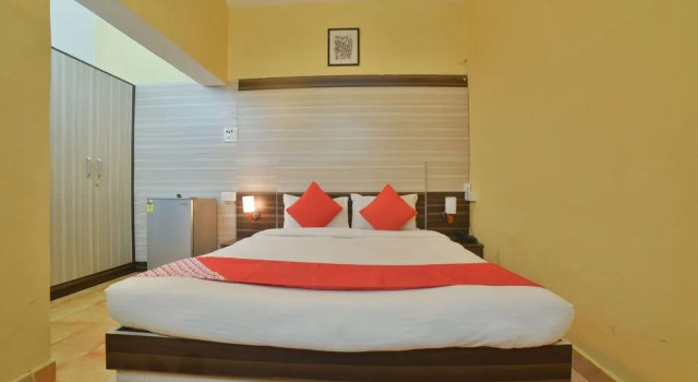 Oyo 30128 Reddys Hotel