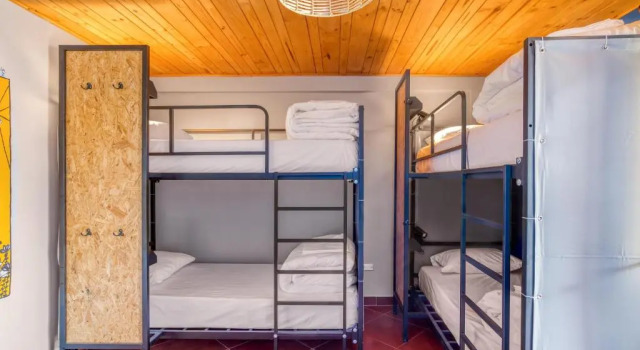 Кровать в общем номере Selina Huaraz