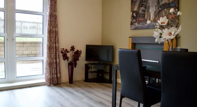 1 Bedroom Apartment With Private Patio Sleeps 3, Prenota Appartamento Leith 