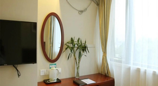 GreenTree Inn Hefei Lujiang Yulongwan Express Hotel, Rezerwuj Hotel Hotele w Lujiang z parkingiem, Parking