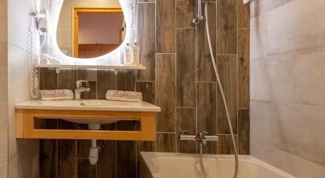 Семейный люкс с балконом и с видом на горы Hôtel Les Côtes, Résidence Loisirs et Chalets