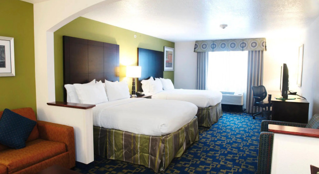 Четырёхместный номер Standard Holiday Inn Express and Suites Urbandale Des Moines by IHG
