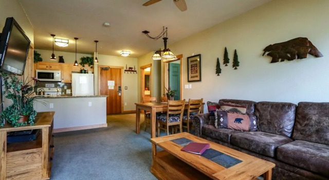 Sunstone 208 Updated Ski-In Ski-Out Condo At Sunstone Lodge with Great Complex Amenities by RedAwning