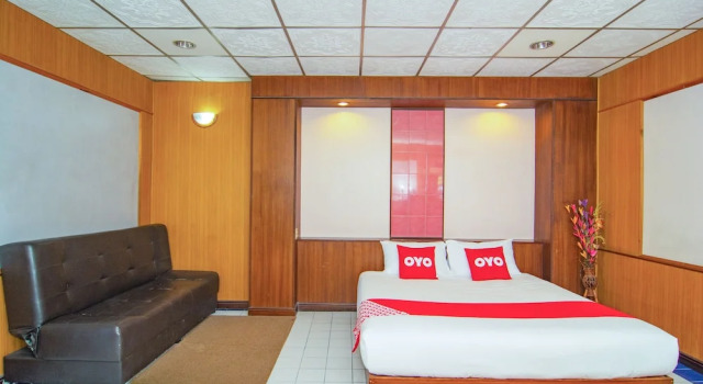 Номер Premier OYO 534 Phasuk Hotel
