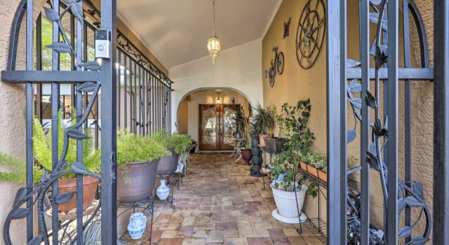 Cozy Home in Heart of Tampa w/ Lanai & Pool!