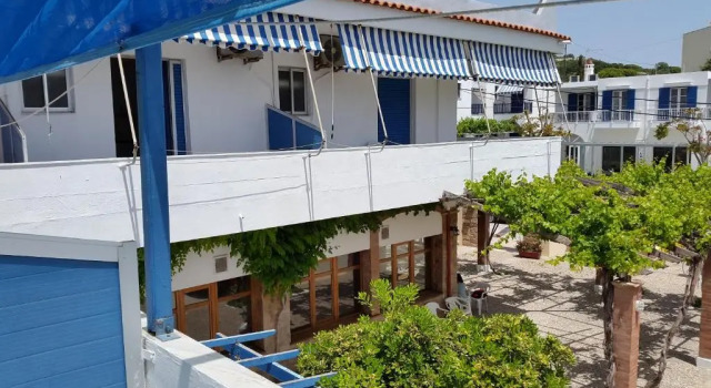 Четырёхместный номер Standard с балконом Esperides Hotel