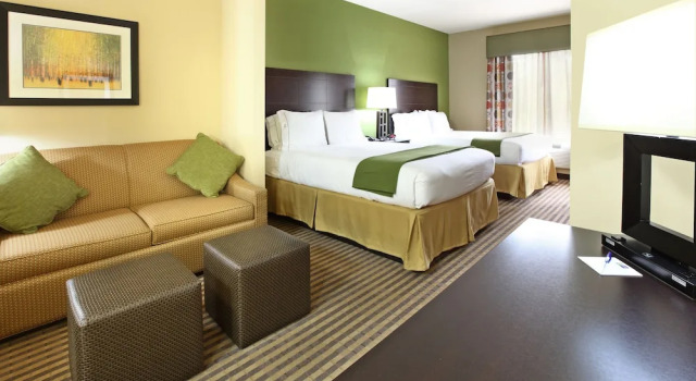 Четырёхместный номер Standard Holiday Inn Express & Suites Maumelle by IHG