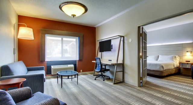 Люкс c 1 комнатой Holiday Inn Express Milwaukee North Brown Deer/Mequon by IHG