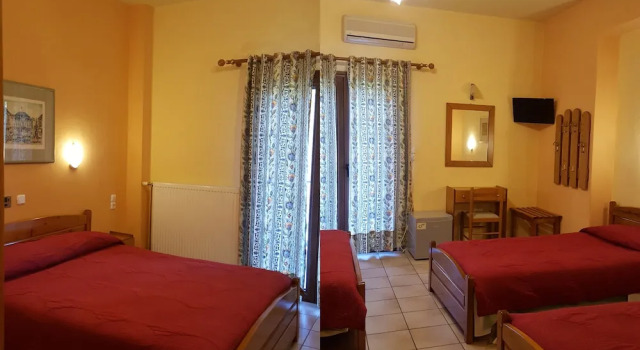 Четырёхместный номер Standard с балконом Spanias Hotel