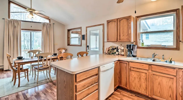 Коттедж с 3 комнатами Albrightsville Cabin w/ Fire Pit: Swim, Hike & Ski