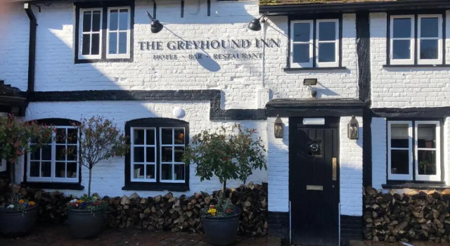 OYO The Greyhound Inn, Забронировать Отель Отели Бакингемшир с парковкой, Парковка