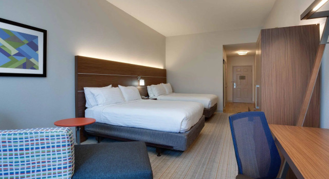 Четырёхместный номер Standard Holiday Inn Express & Suites Orlando International Airport by IHG