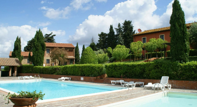 Spacious apartment furnished in Italian style in the hills