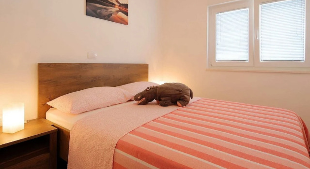 Apartment in Silo With Sea View Balcony, Varaa Huoneisto Hotellit Kvarner Islands uima-altaalla, Uima-allas
