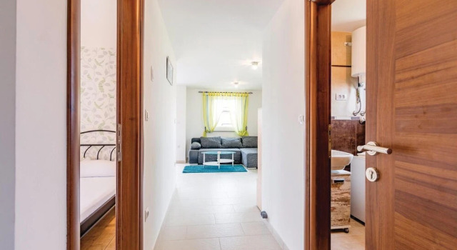 Beautiful Home in Valbandon With Wifi and 4 Bedrooms, Prenota Hotel Hotel a Valbandon con piscina, Piscina