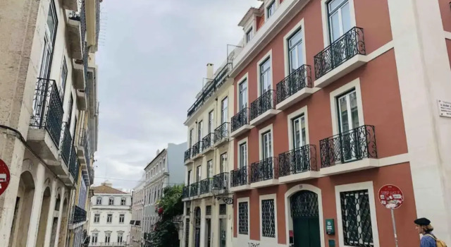 Spacious 1 bedroom apartment with a Parking Spot in Chiado, Забронировать Апартаменты/квартира Отели Лиссабона с парковкой, рядом с Money Museum, Парковка