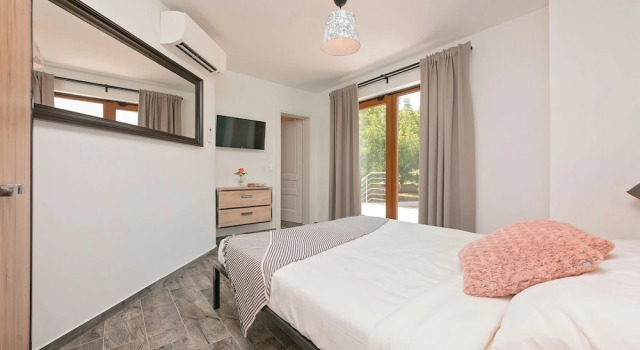 Single Storey Villa For 4 Persons With Private Pool Near Pula And Beach, Prenota Villa Valbandon Istria