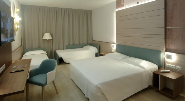 Четырёхместный номер Standard Hotel Victoria