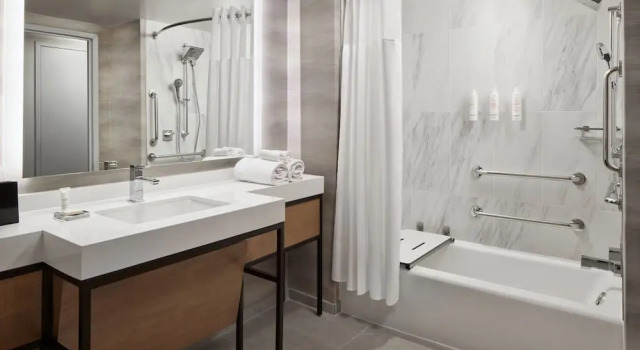 Четырёхместный клубный номер Standard Washington Marriott at Metro Center