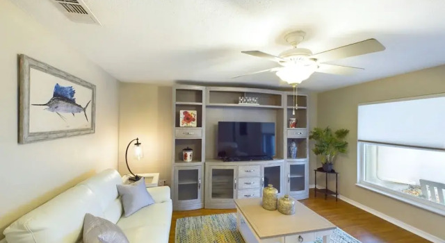Cozy 4 Bedroom Home on Merritt Island, Varaa Lomakoti Hotellit Space Coast pysäköinnillä, Pysäköinti