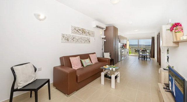 Summer Breeze with Panoramic terrace by Getaways Malta, Varaa Huoneisto Asunnot kohteessa Malta, Huoneisto