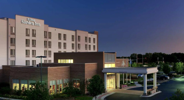 Четырёхместный номер Premium Hilton Garden Inn Lake Forest Mettawa