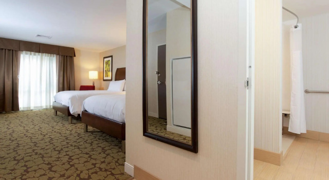 Четырёхместный номер Standard Hilton Garden Inn Burlington Downtown