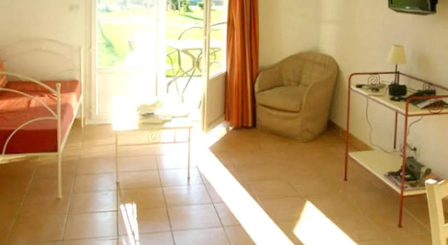House With 2 Bedrooms in Gallargues-le-montueux, With Wonderful Mounta, Rezerwuj Hotel Gallargues-le-Montueux Gard