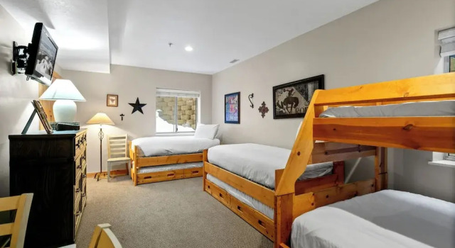 Queen Esther at Deer Valley Resort - Four Bedroom Condo with Hot Tub #2447 4 Condo, Varaa Lomakeskus Deer Valley 