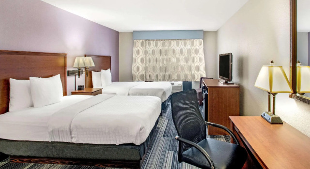 Четырёхместный номер Standard La Quinta Inn & Suites by Wyndham Springfield Airport Rte 66