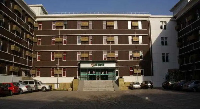 Tianjin Champagne Town Hotel, Забронировать Отель Хэпин Тяньцзинь, рядом с Стадион «Миньюань»
