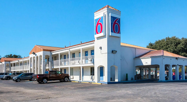 Motel 6-Round Rock, TX, Забронировать Мотель Раунд-Рок Greater Austin, рядом с Парк Чисхолм-Трейл-Кроссинг