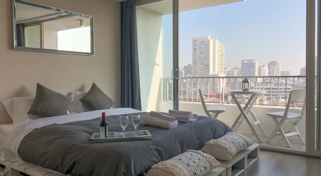 Студия с балконом Delightful Downtown Apartment