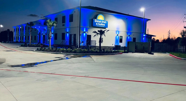 Четырёхместный номер Standard Days Inn & Suites by Wyndham Tomball Houston NW
