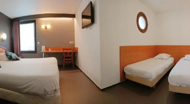Трёхместный номер Standard Brit Hotel Besancon lHorloge