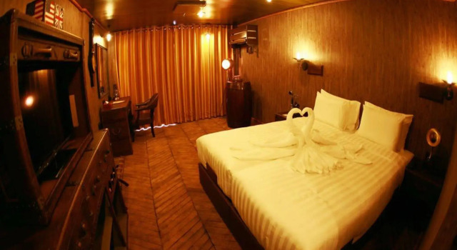 Vintage Luxury Yacht Hotel
