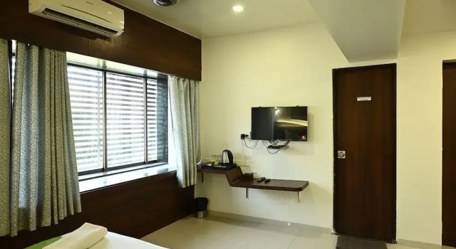Номер Deluxe Hotel Express Airoli