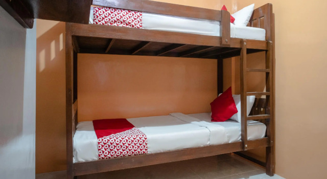 Кровать в общем номере RedDoorz at Queens Hometel