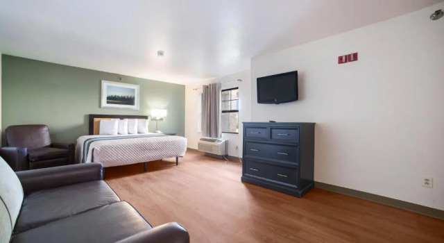 Двухместный люкс HomeTowne Studios by Red Roof St. Louis - Airport/N Lindbergh