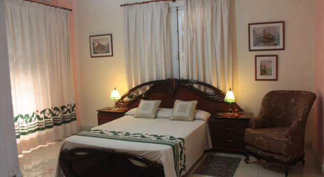 Hostal Mercybedbreakfast, Забронировать Отель Vedado Гавана