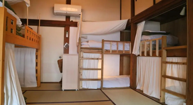 Кровать в общем номере Guest House Kamejikan -turtle time