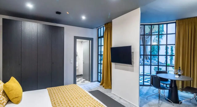 Полулюкс с балконом 33 Solonos Suites