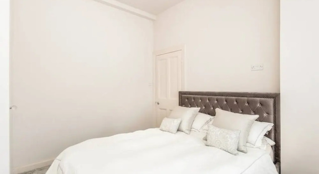 Putney riverside pad, perfect base for Wimbledon