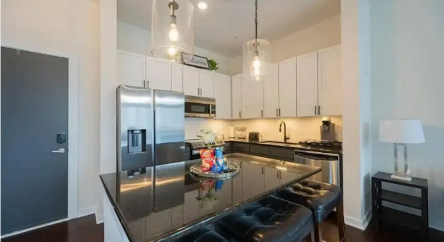 Modern Luxury Apartment with Gym 410, Забронировать Апартаменты/квартира Шарлотте Северная Каролина, рядом с Залы славы Национальной Ассоциации гонок серийных автомобилей