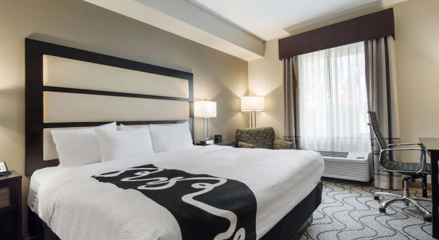 Люкс Deluxe с красивым видом из окна La Quinta by Wyndham Auburn