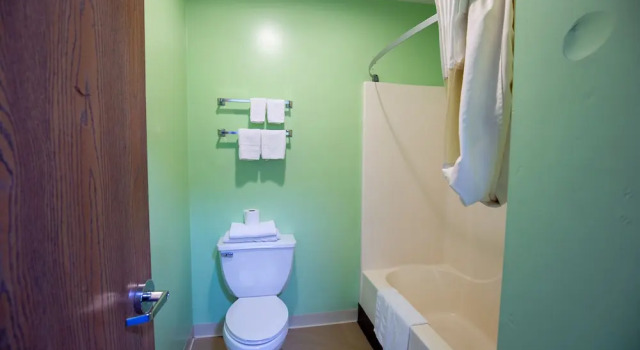Четырёхместный номер Deluxe Budget Host Inn