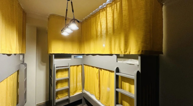 Кровать в общем номере Хостел Business Backpackers JBR