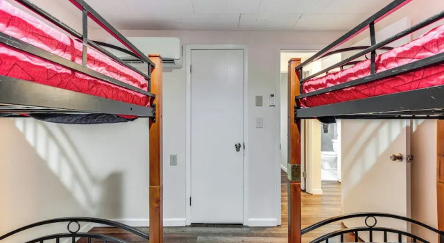 Home w/ Hot Tub & Arrowhead Lake Community Perks!, Book Feriehus Sommerhuse i Pennsylvania, Hytte