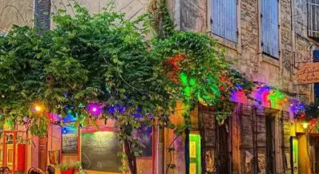 Le Loft PATIO, au coeur du village, Забронировать Апартаменты/квартира Отели Сен-Реми-де-Прованса с парковкой, рядом с Bob Appleman's Sculptures, Парковка